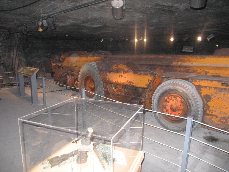 This machine scoops up loose salt andosits in on a conveyor 